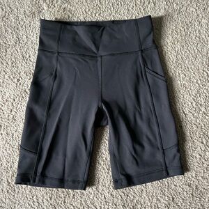 Lululemon black Wunder train shorts — size 4 / 6” inseam